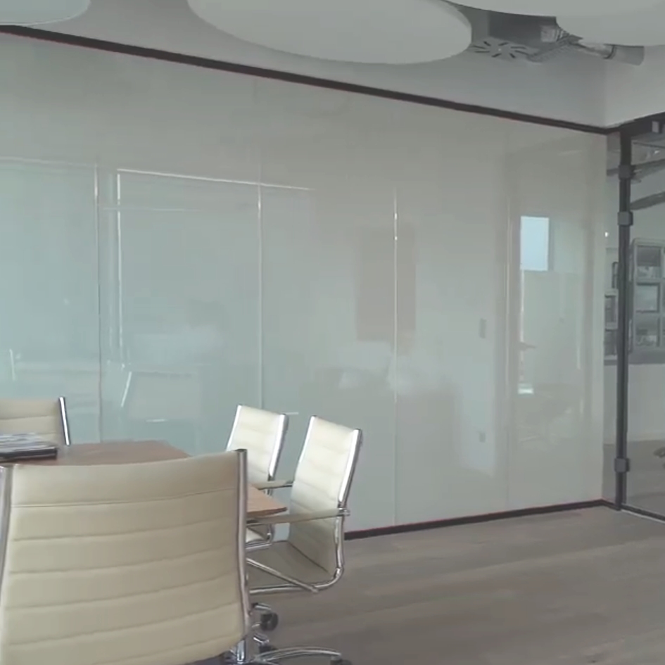 Glastrennwand eines Besprechungsraums mit schaltbarer Folie im undurchsichtigen Zustand