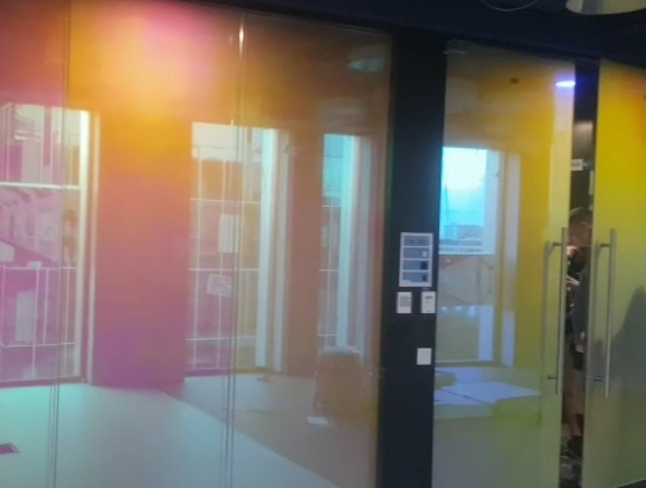 Die elektrochrome Folie Smartfilm Disco zeigt an diesen Glasscheiben ihren Farbeffekt