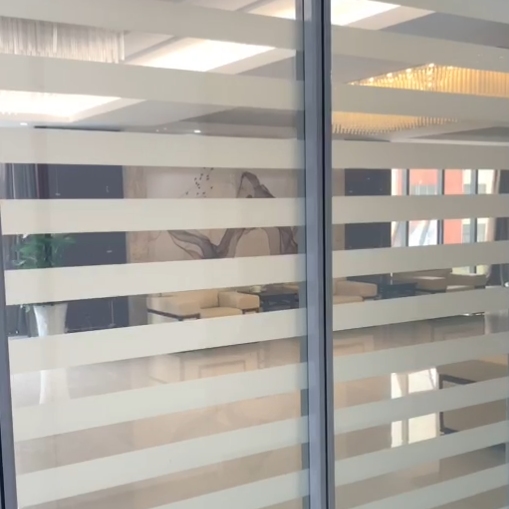 Diese Sichtschutz Streifen lassen sich mit Smartfilm Flex wie in diesem Bürogebäude einsetzen